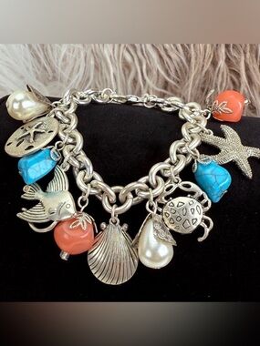 Gorgeous, silvertone beach starfish shell crab fish stone charm bracelet